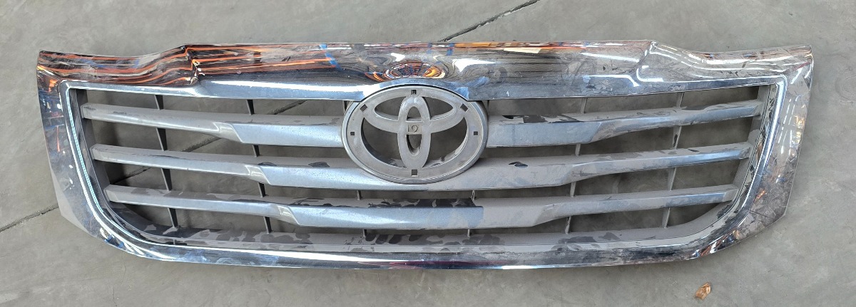 HILUX D4D Front Grille Assembly