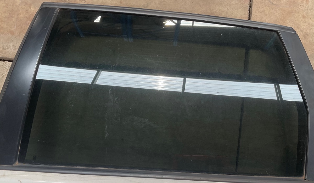 POLO VIVO LEFT REAR DOOR GLASS