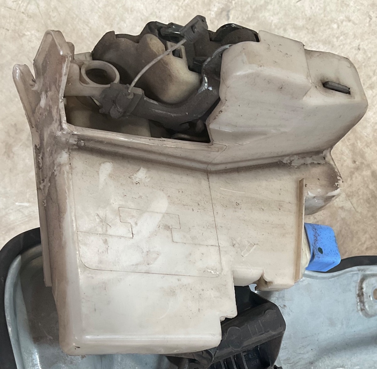 POLO VIVO LEFT FRONT DOOR LOCK