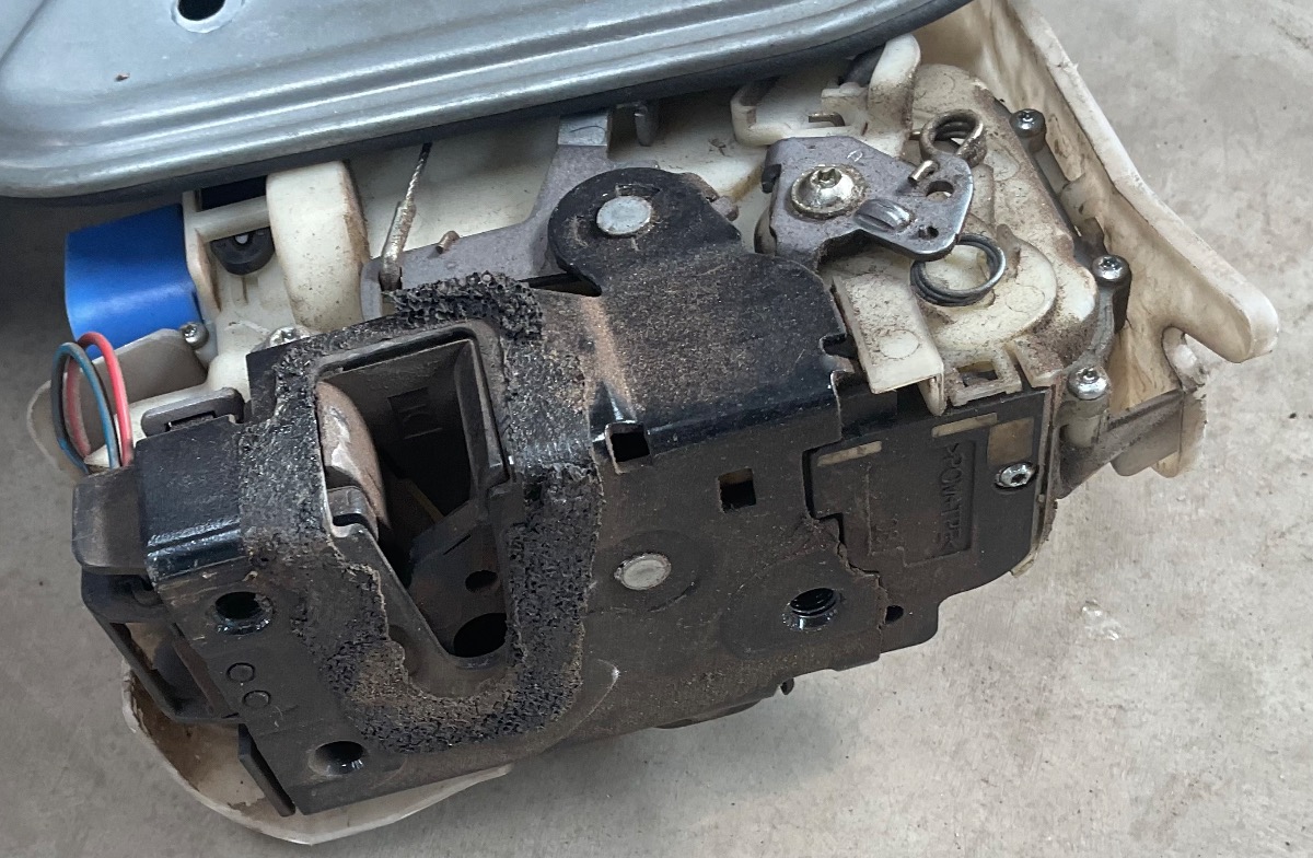 POLO VIVO RIGHT FRONT DOOR LOCK
