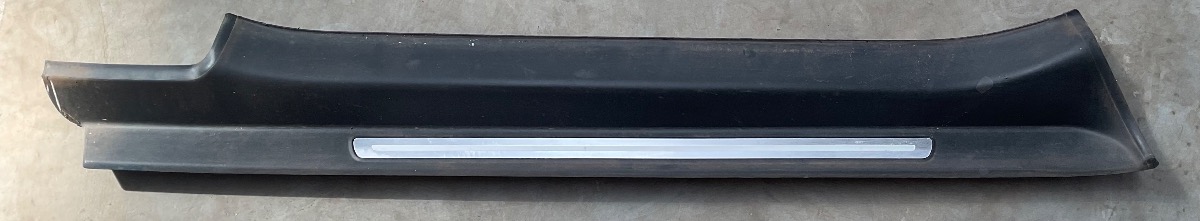TT LEFT OUTER DOOR SILL / SCUFF PLATE