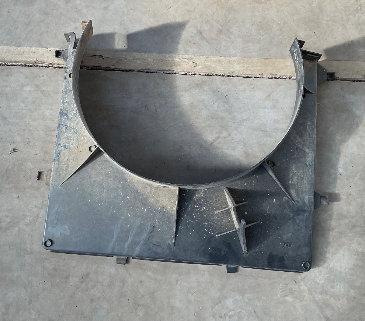 DISCOVERY 3 V8 LOWER FAN COWLING