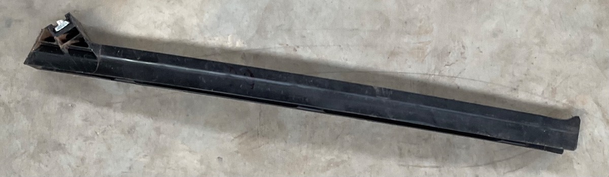 STARLET RIGHT REAR DOOR GLASS GUIDE