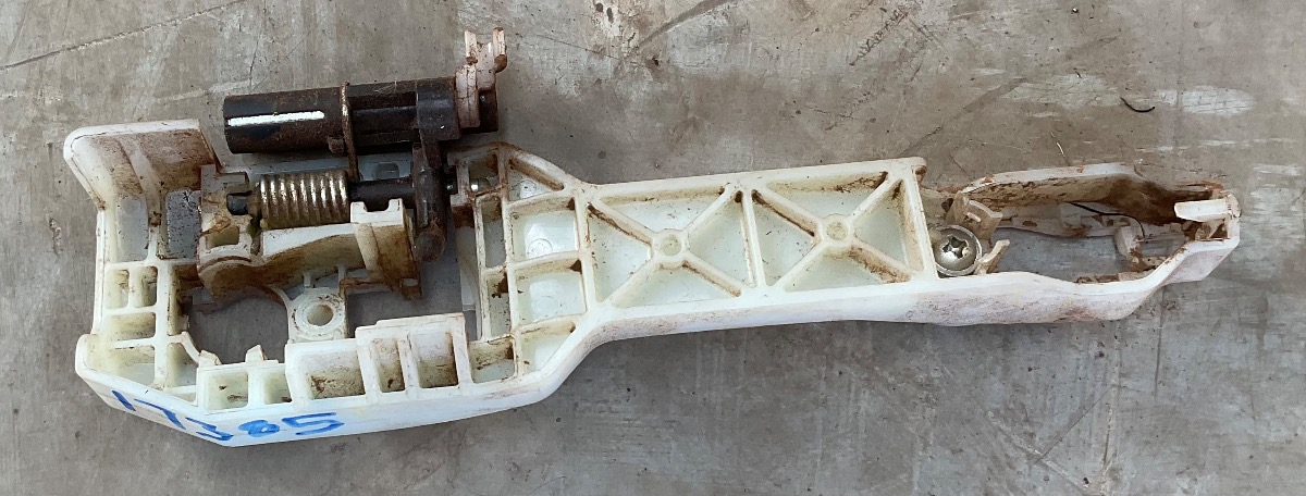 GRAND i10 LEFT REAR OUTER DOOR HANDLE BRACKET