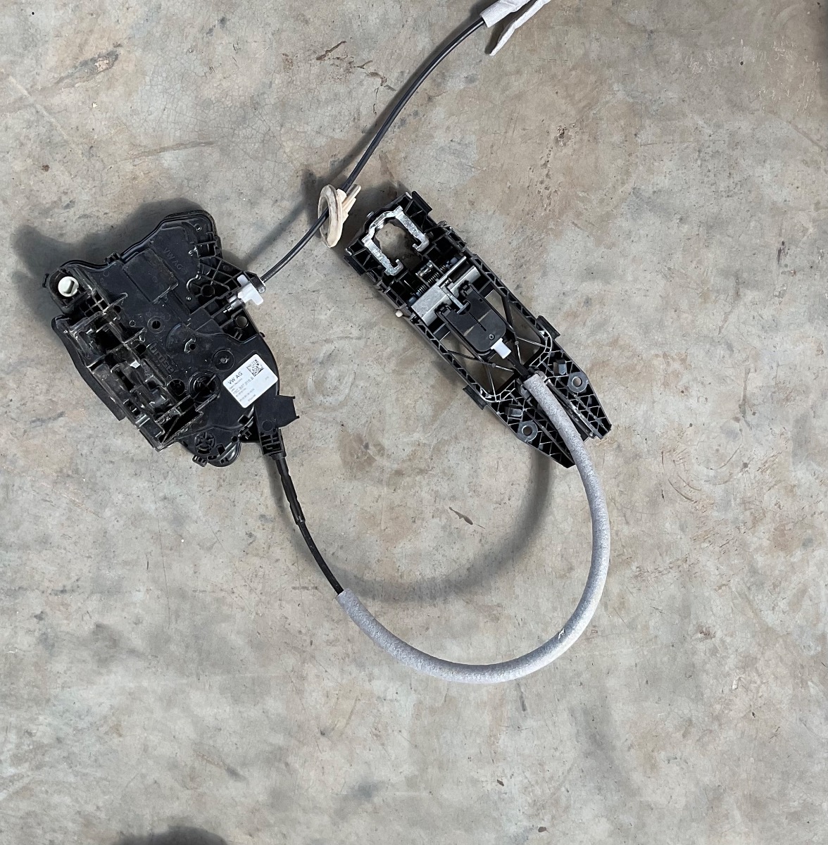 T CROSS RIGHT FRONT DOOR LOCK