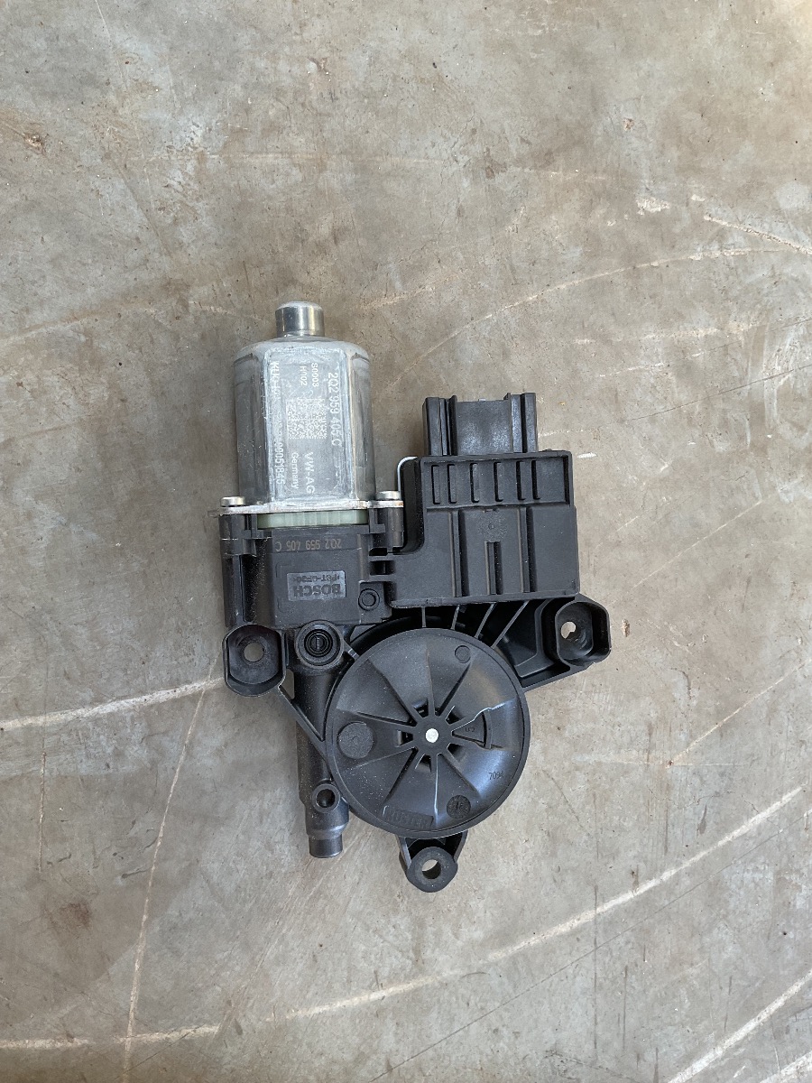 T CROSS WINDOW MOTOR RIGHT FRONT