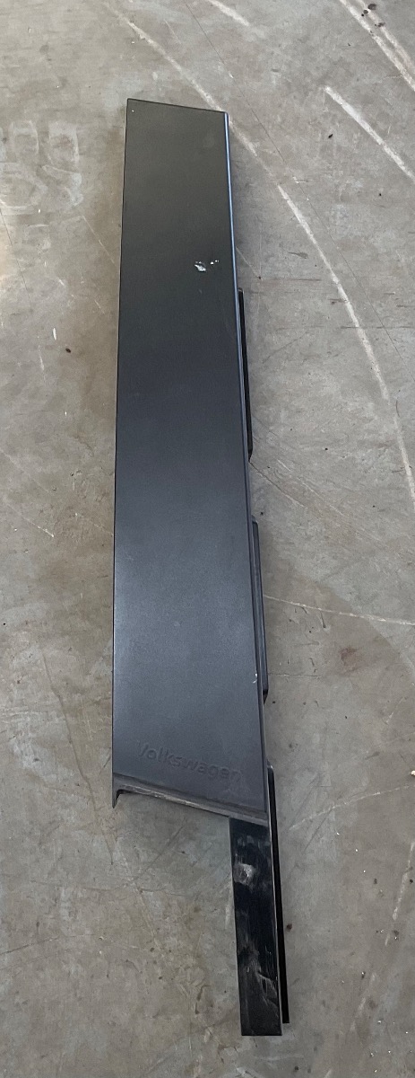 T CROSS RIGHT FRONT OUTER DOOR TRIM