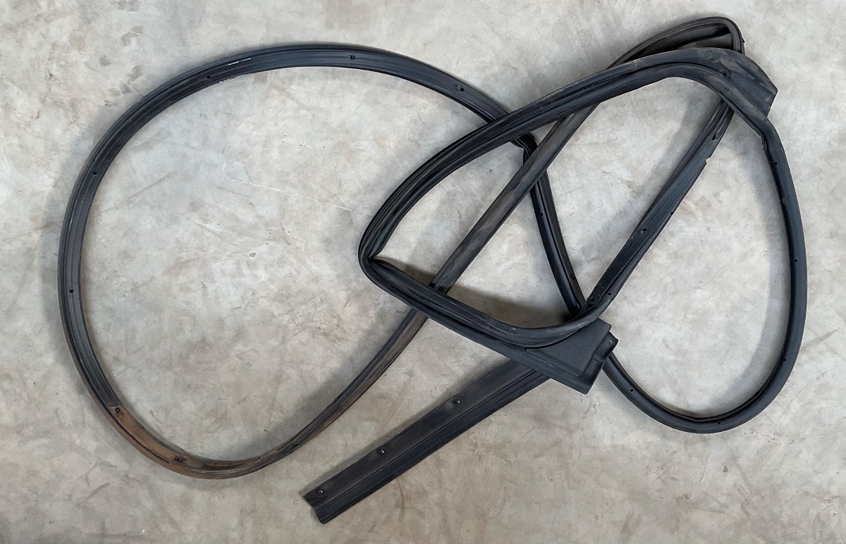 STARLET RIGHT REAR DOOR GLASS SEAL