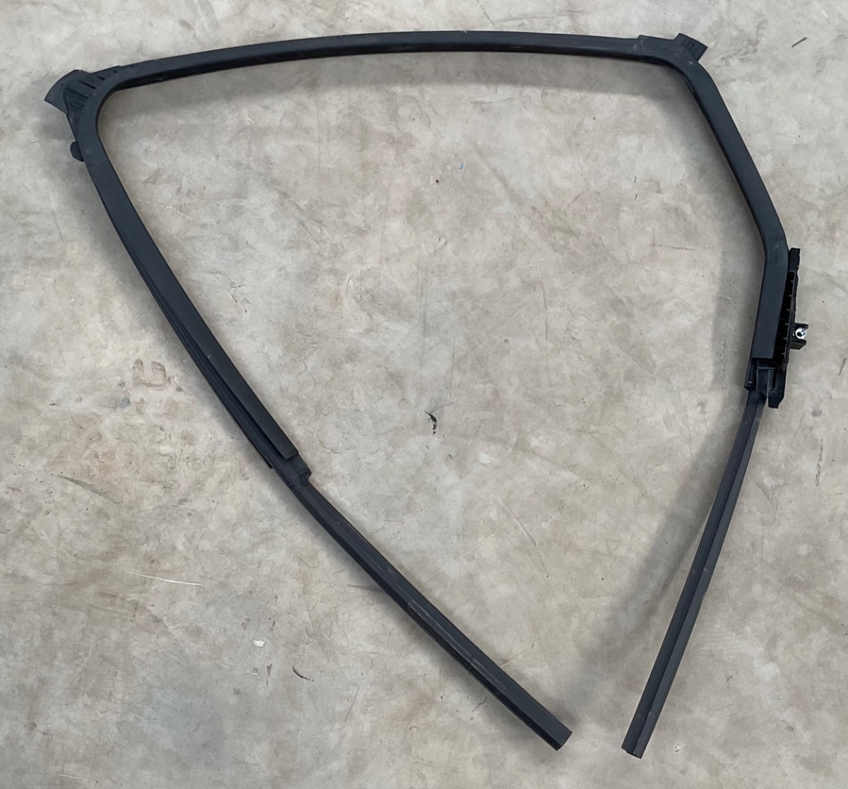 STARLET RIGHT REAR DOOR GLASS RUBBER