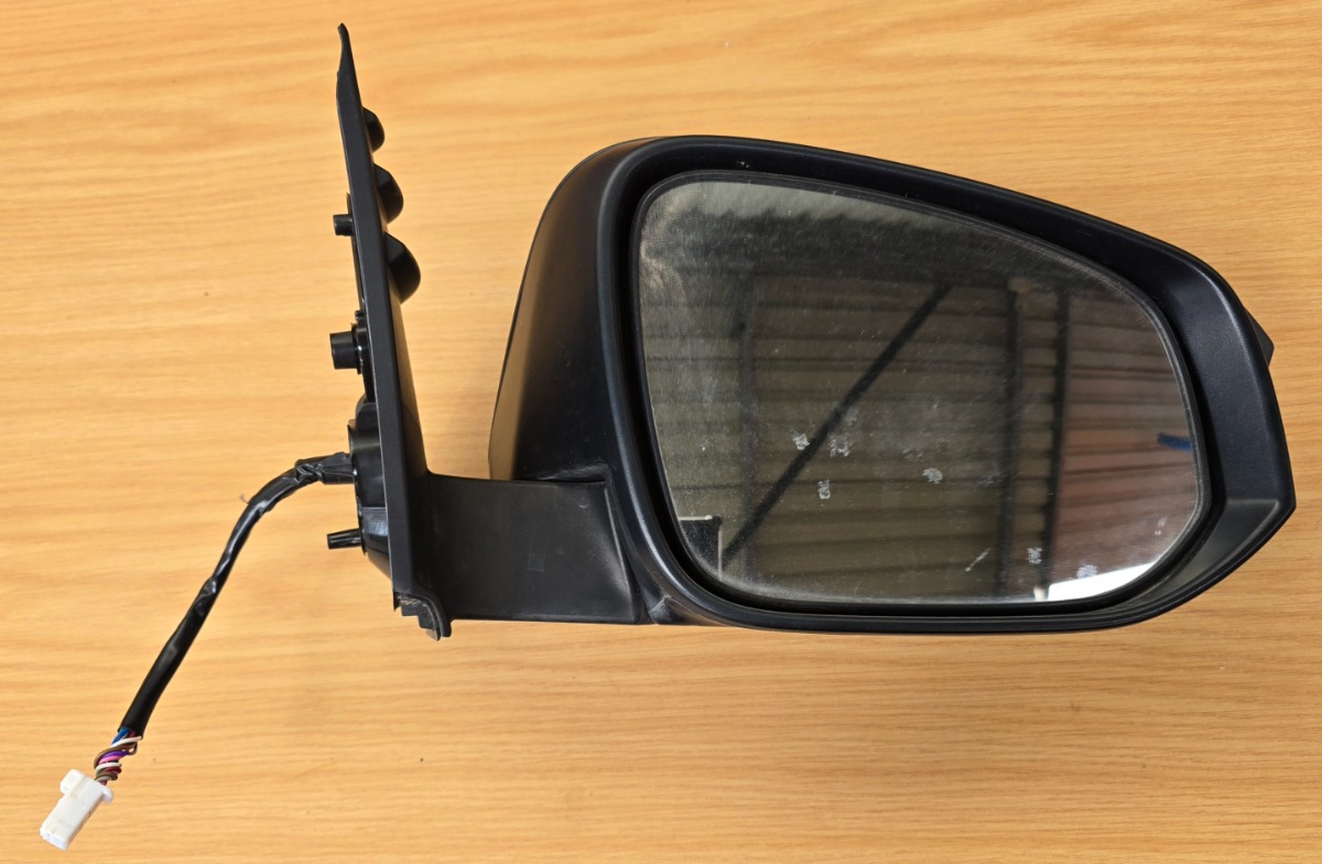 HILUX GD6 RIGHT FRONT DOOR MIRROR WITH PUDDLE LIGHT