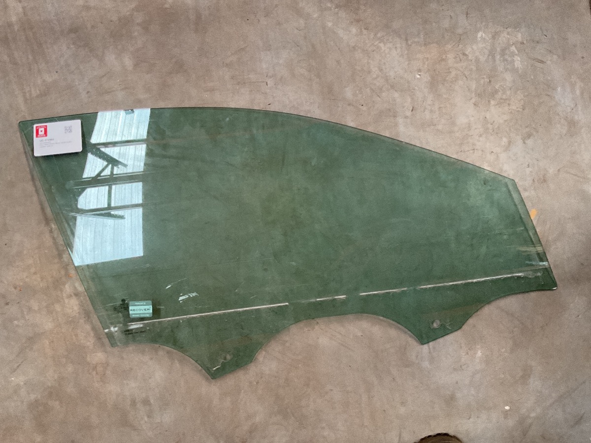 POLO MK8/9 RIGHT FRONT DOOR GLASS