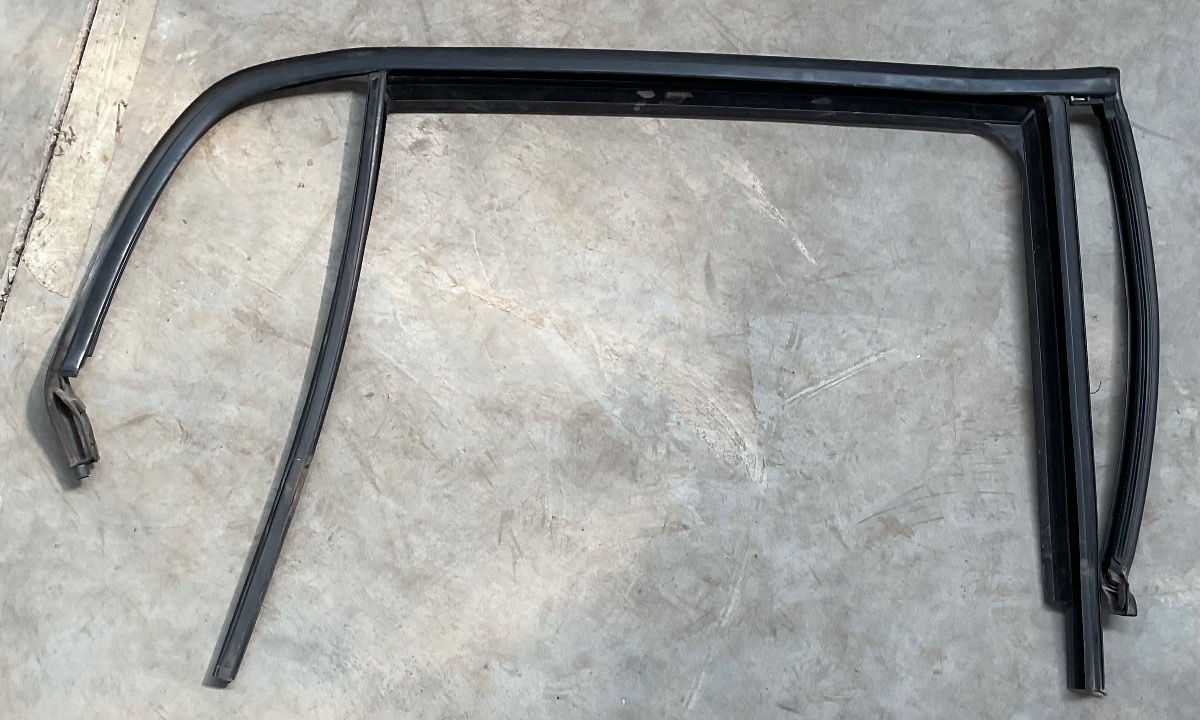 T CROSS RIGHT REAR DOOR CHANNEL GUIDE