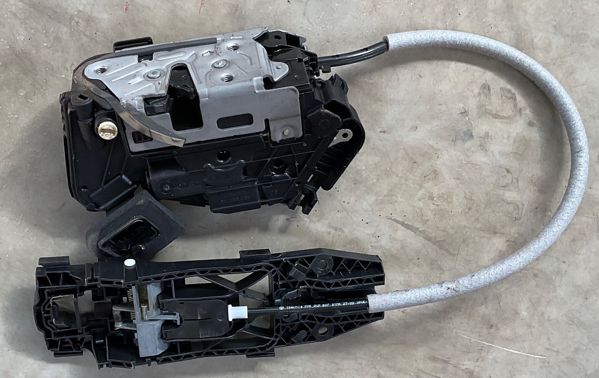 T CROSS RIGHT REAR DOOR LOCK