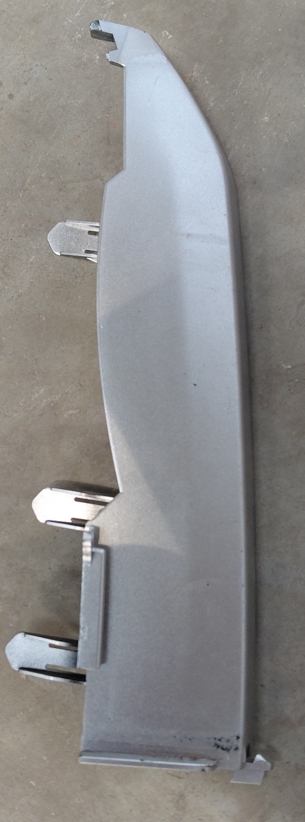 86 RIGHT REAR DASH TRIM BEADING