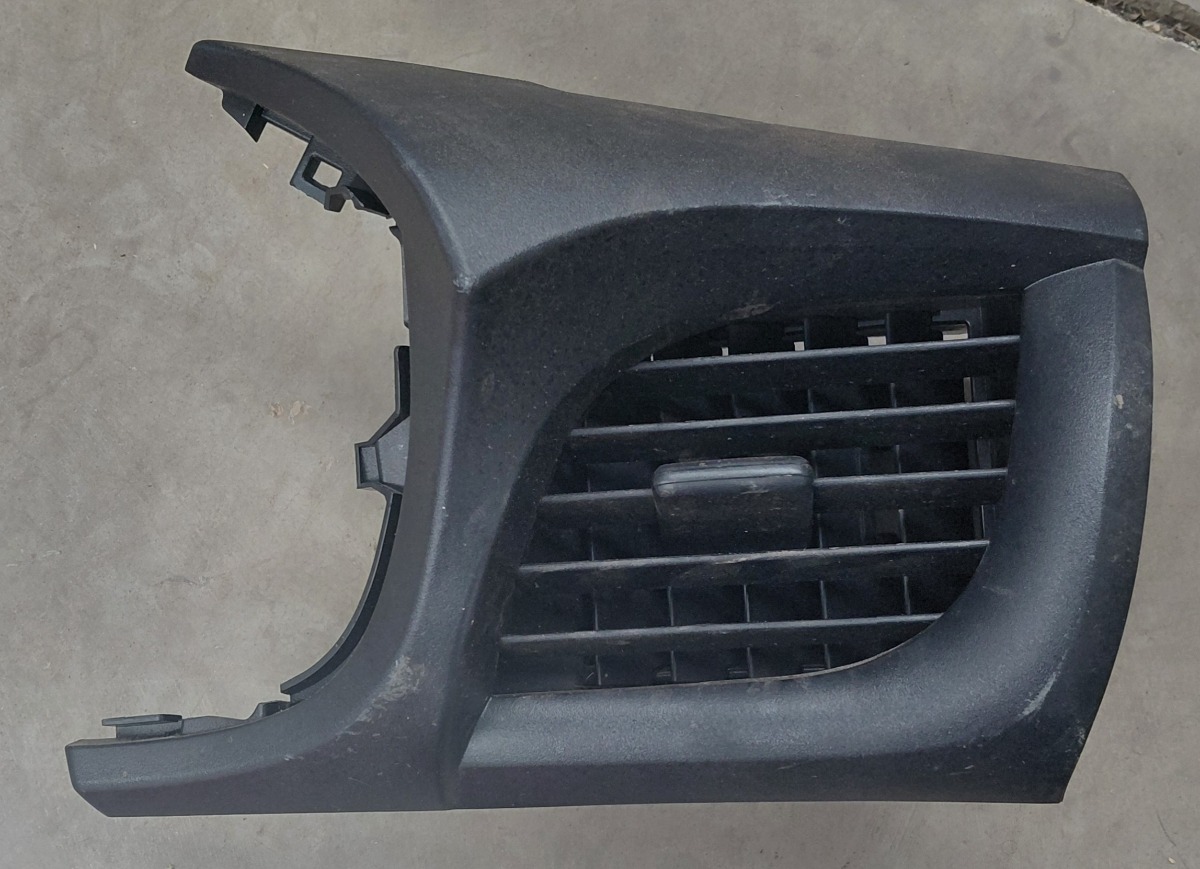 HILUX GD RIGHT DASH VENT