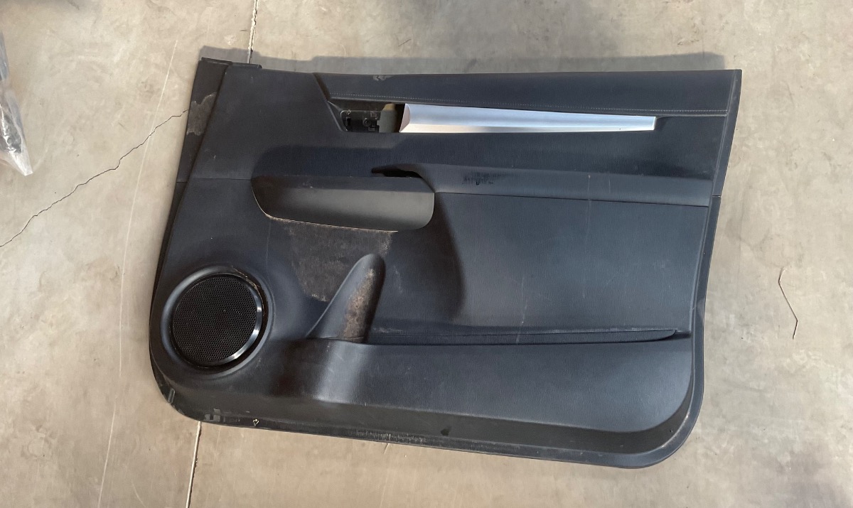 HILUX GD RIGHT DOOR PANEL