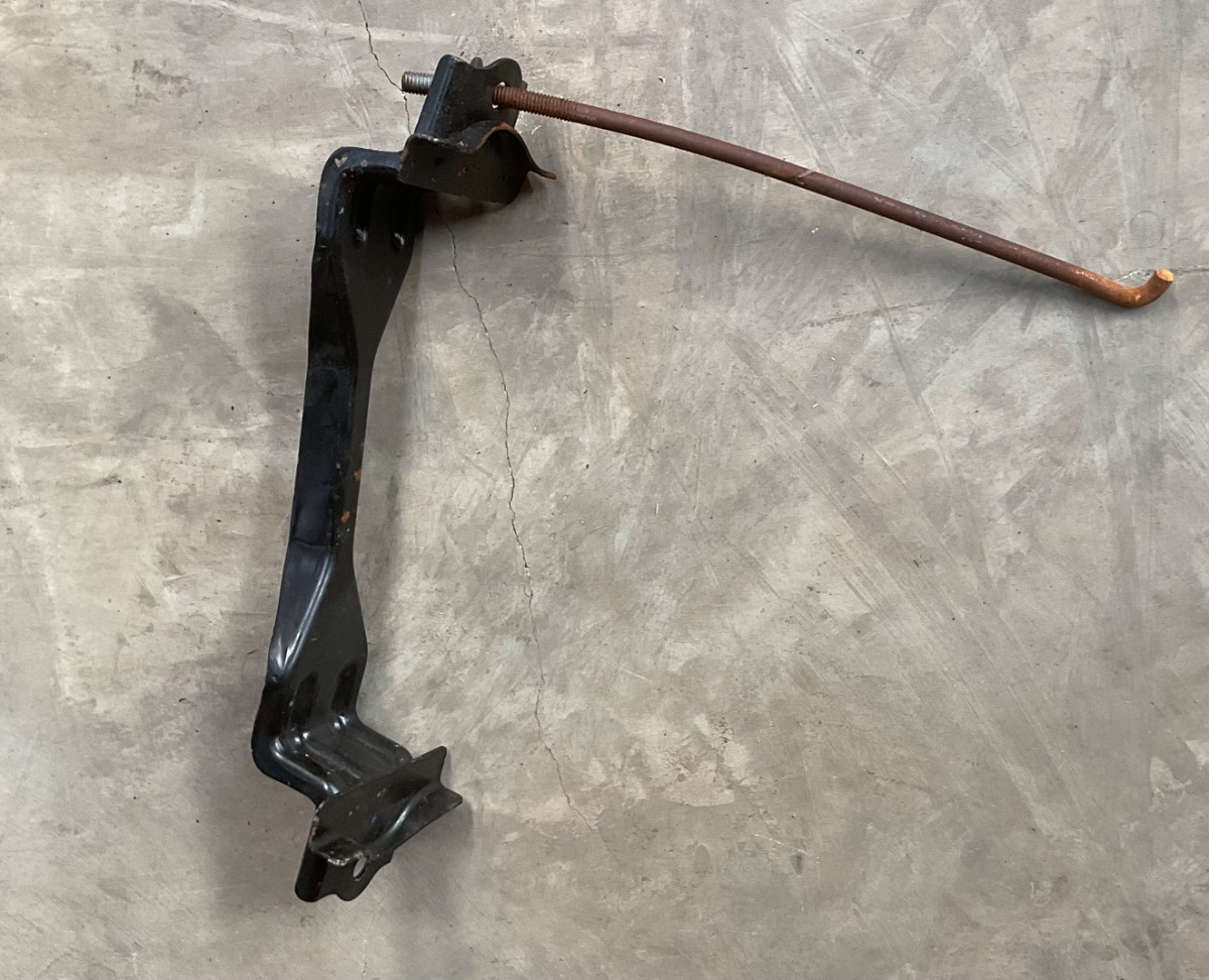 HILUX GD BATTERY CLAMP