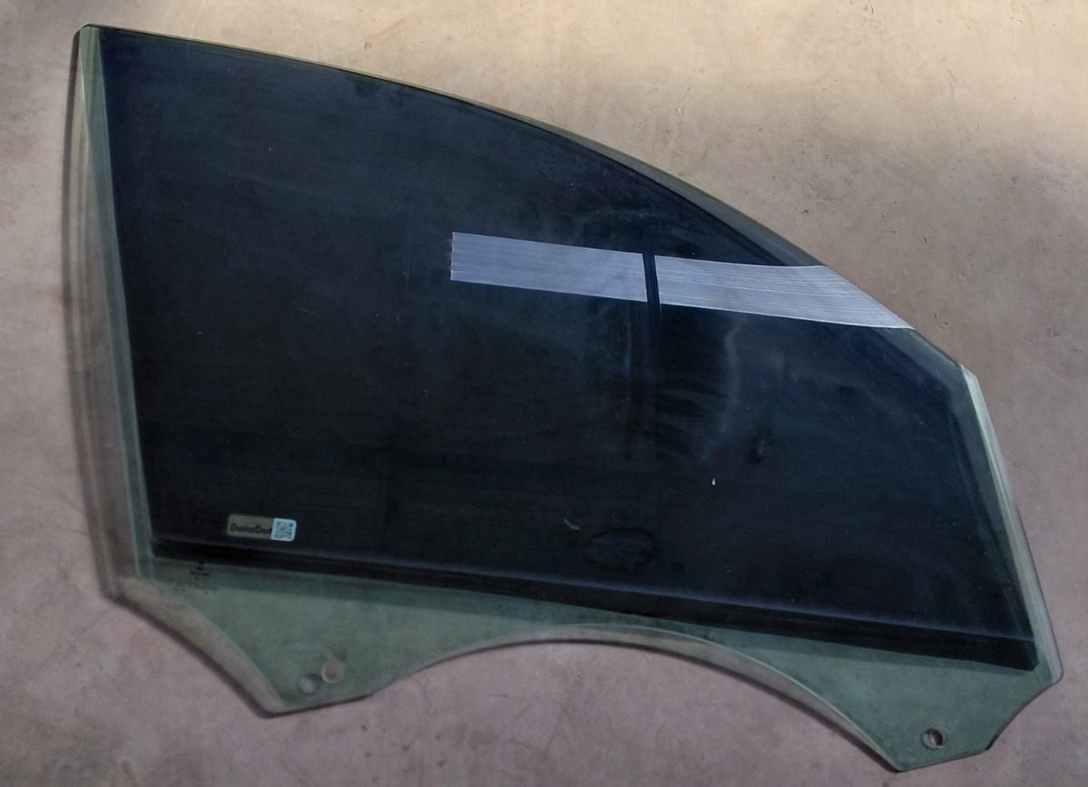 Q5 RIGHT FRONT DOOR GLASS