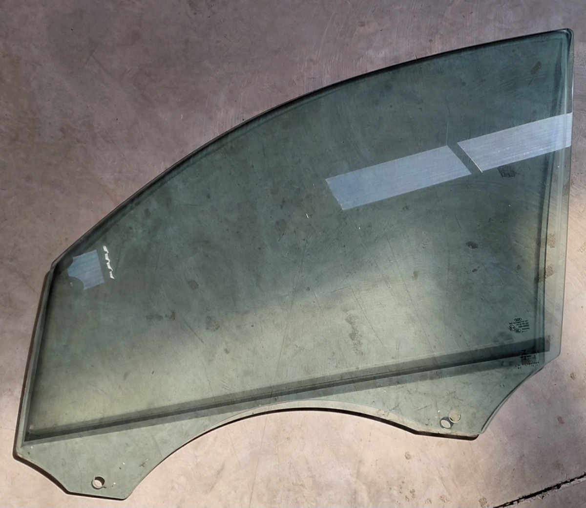 Q5 LEFT FRONT DOOR GLASS