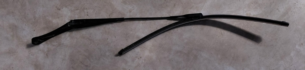 Q5 Windshield Wiper Arm - Right