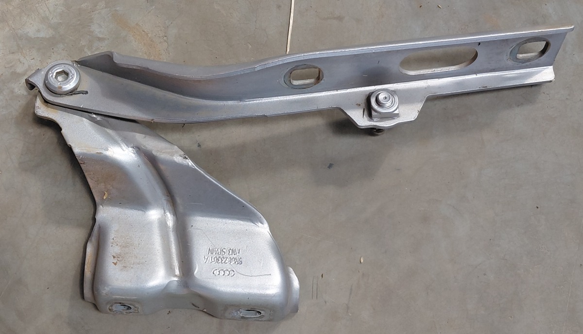 Q5 Left Bonnet Hinge