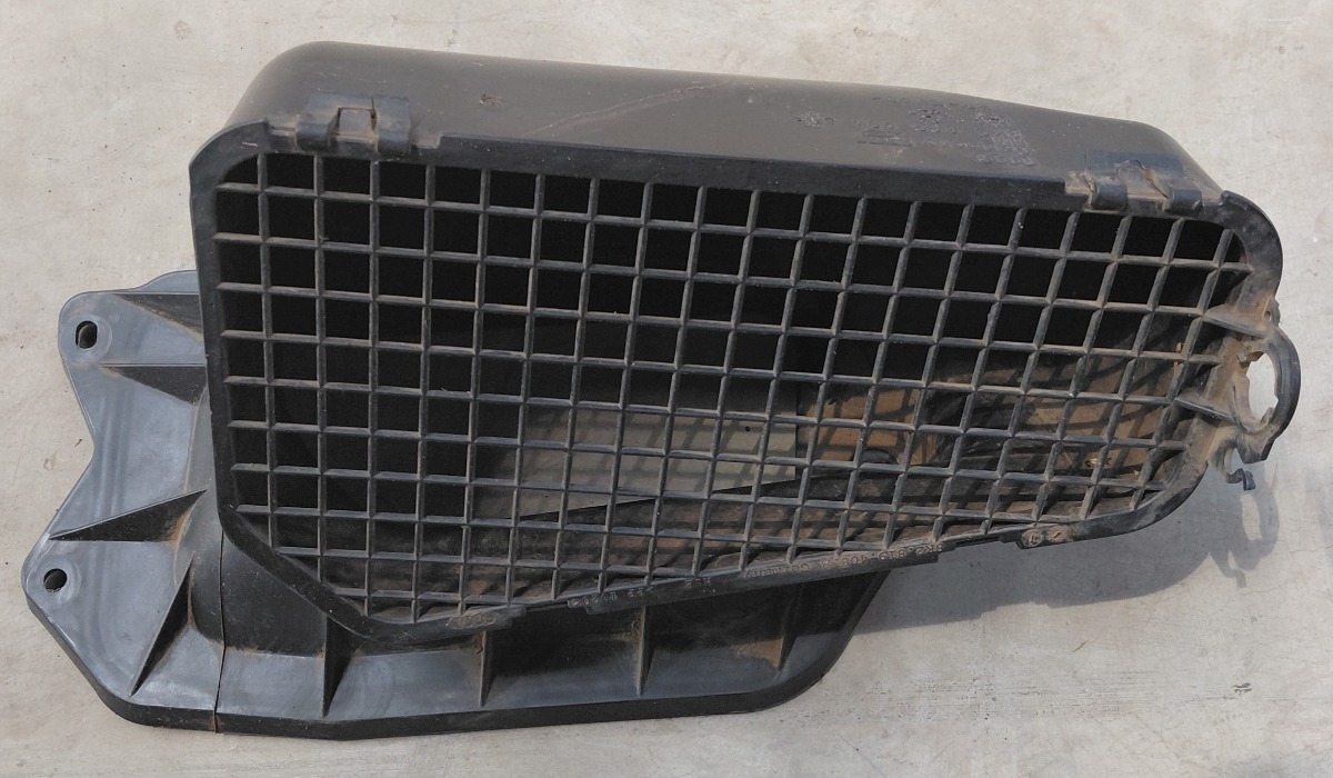 Q5 FRONT WIPER COWLING AIR VENT