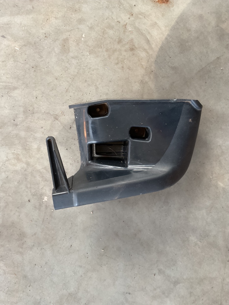 Q5 LEFT REAR SEAT BELT GUIDE