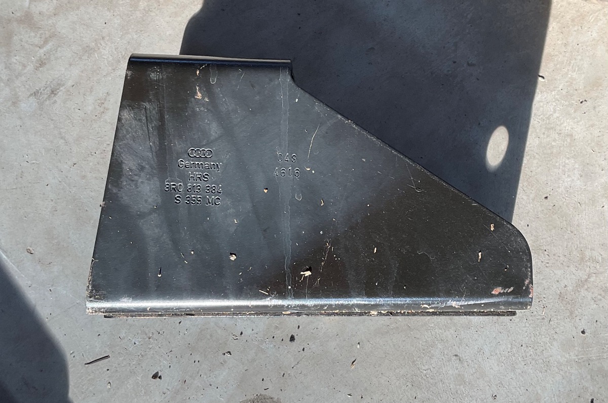 Q5 RIGHT FRONT INNER BOOT TRIM BRACKET