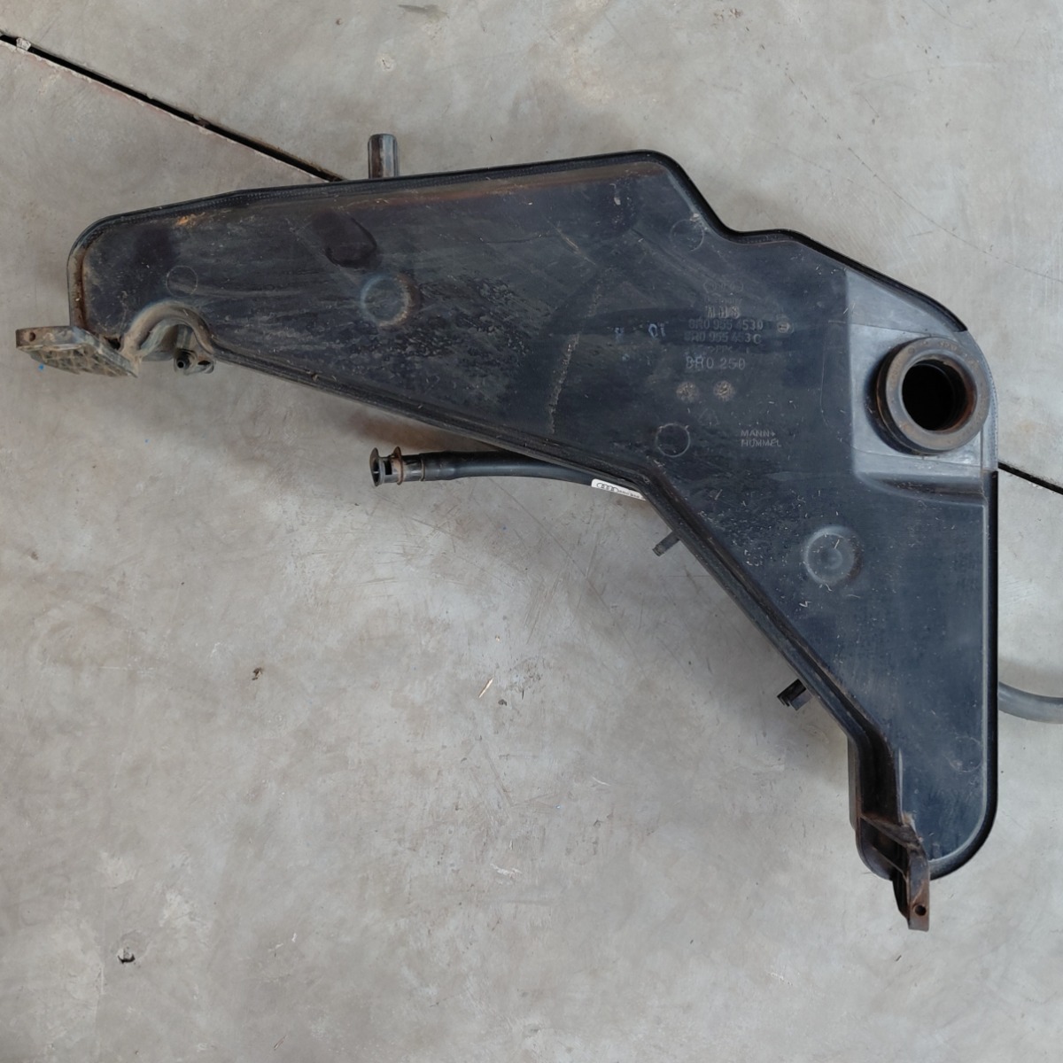 Q5 WINDSCREEN WASHER BOTTLE