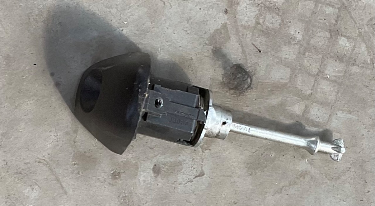HILUX GD RIGHT DOOR BARREL