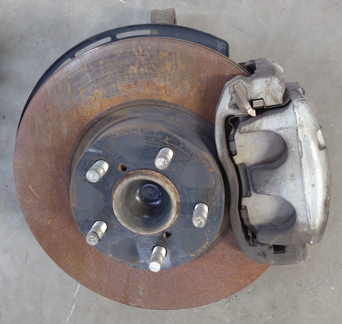 86 RIGHT FRONT HUB AND KNUCKLE COMPLETE
