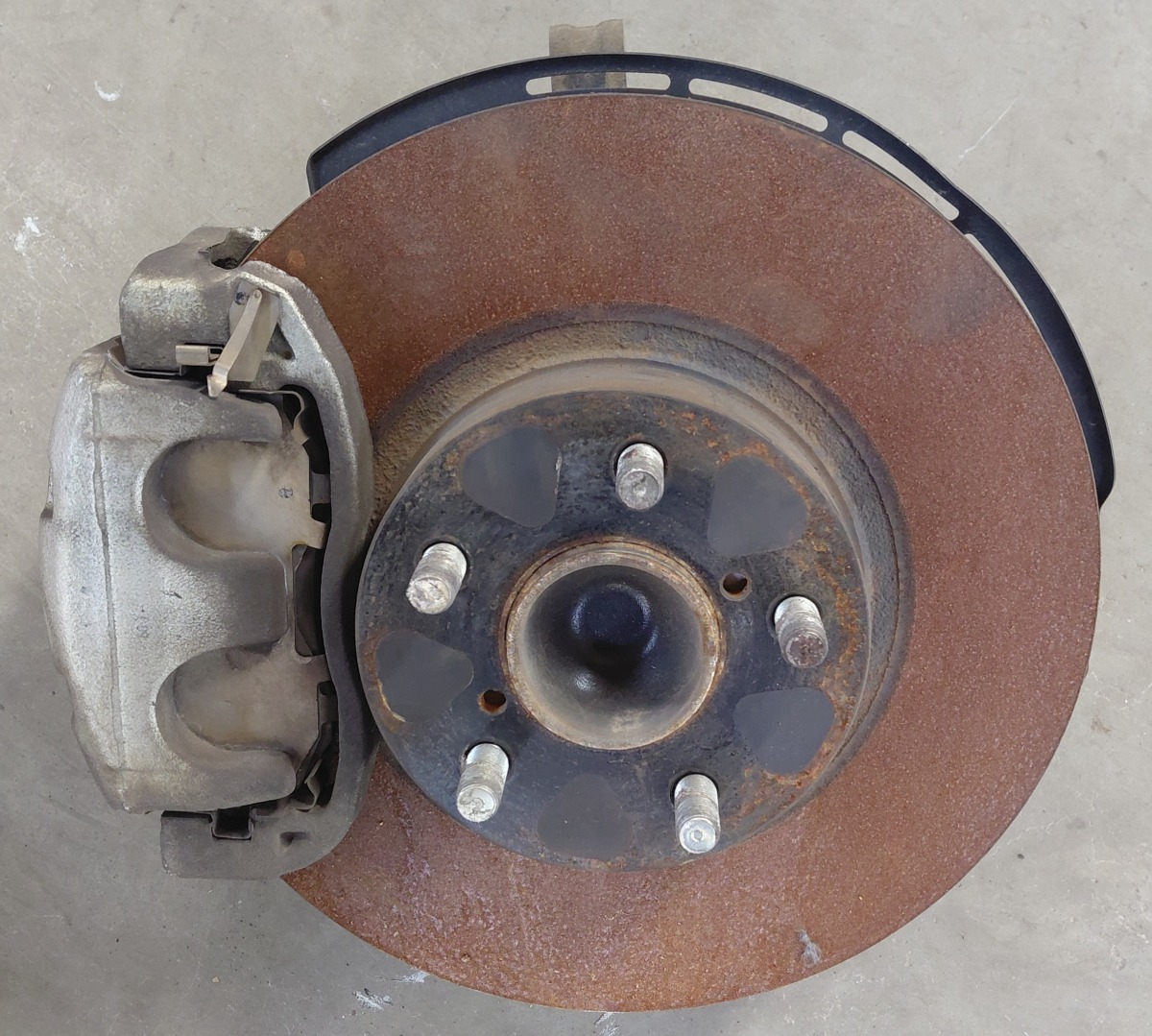 86 LEFT FRONT HUB AND KNUCKLE COMPLETE