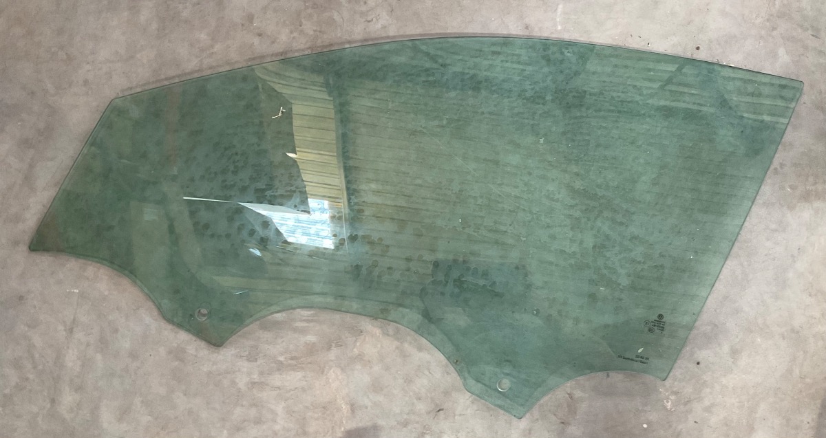 POLO MK8/9 LEFT FRONT DOOR GLASS