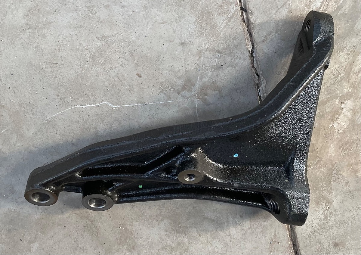 HILUX GD 2.4 GEARBOX BRACKET