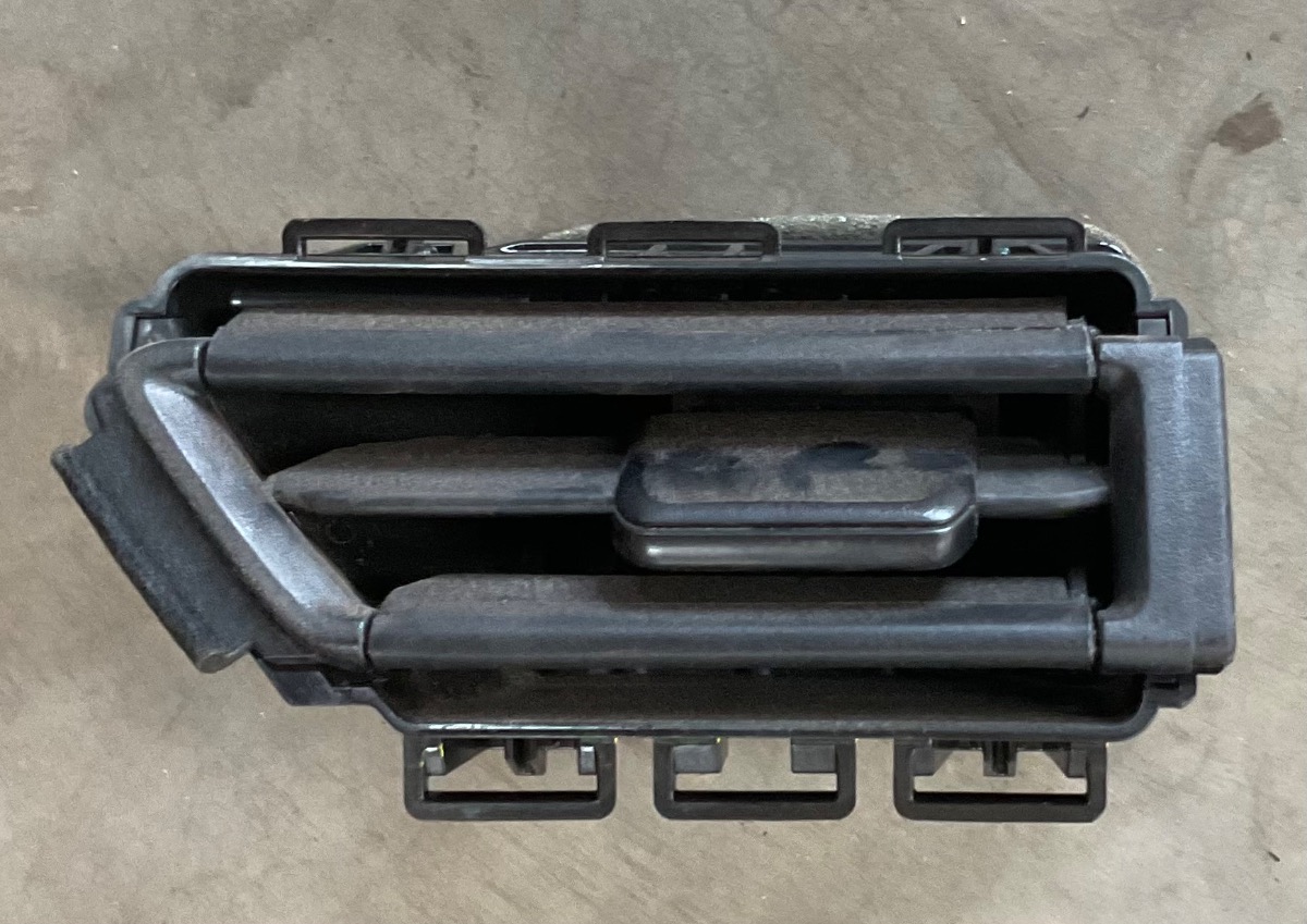 FRONX LEFT MIDDLE DASH VENT