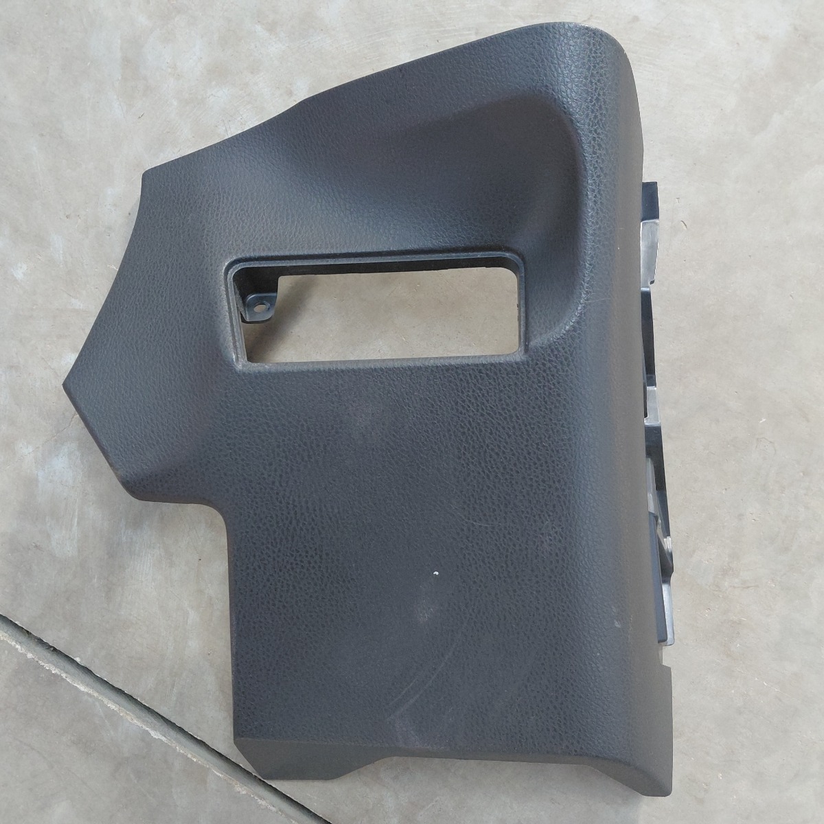 86 RIGHT DASH LOWER TRIM