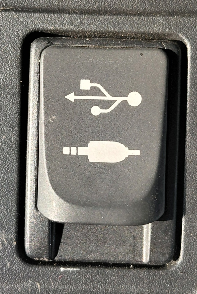 86 USB/AUX CONNECTOR