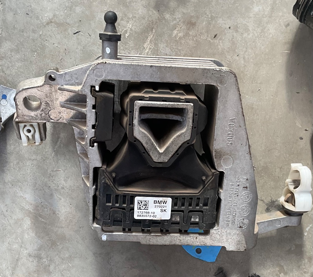 218i GRAN COUPE ENGINE MOUNTING