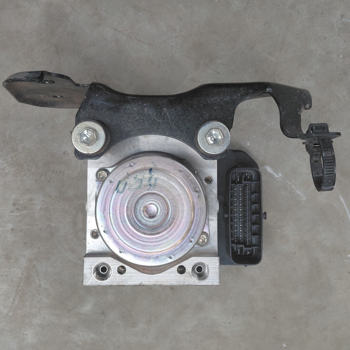 HILUX GD ABS PUMP