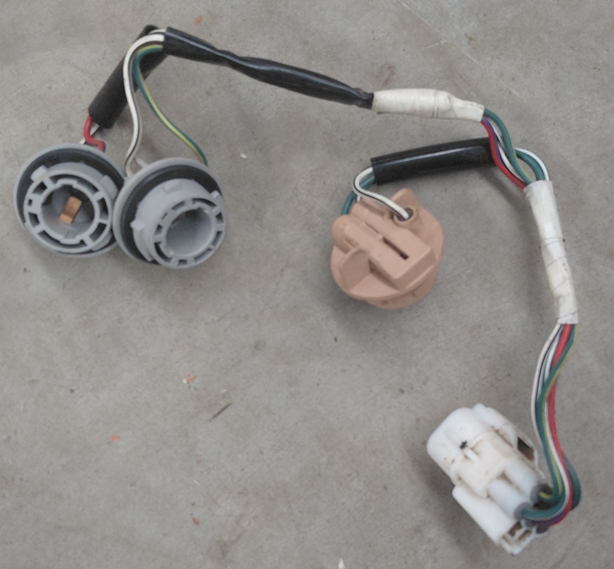 HILUX GD TAILLIGHT WIRING L=R