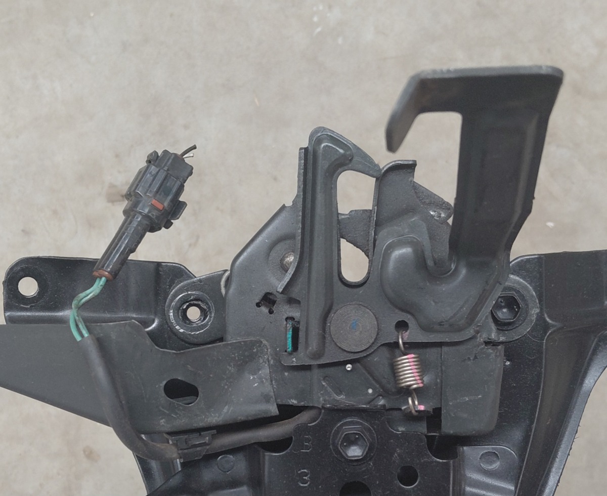 HILUX GD BONNET LOCK