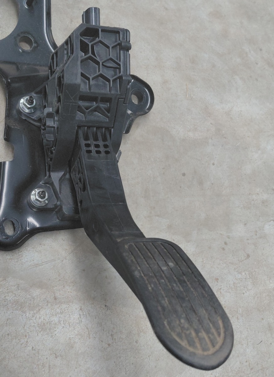 HILUX GD ACCELERATOR PEDAL