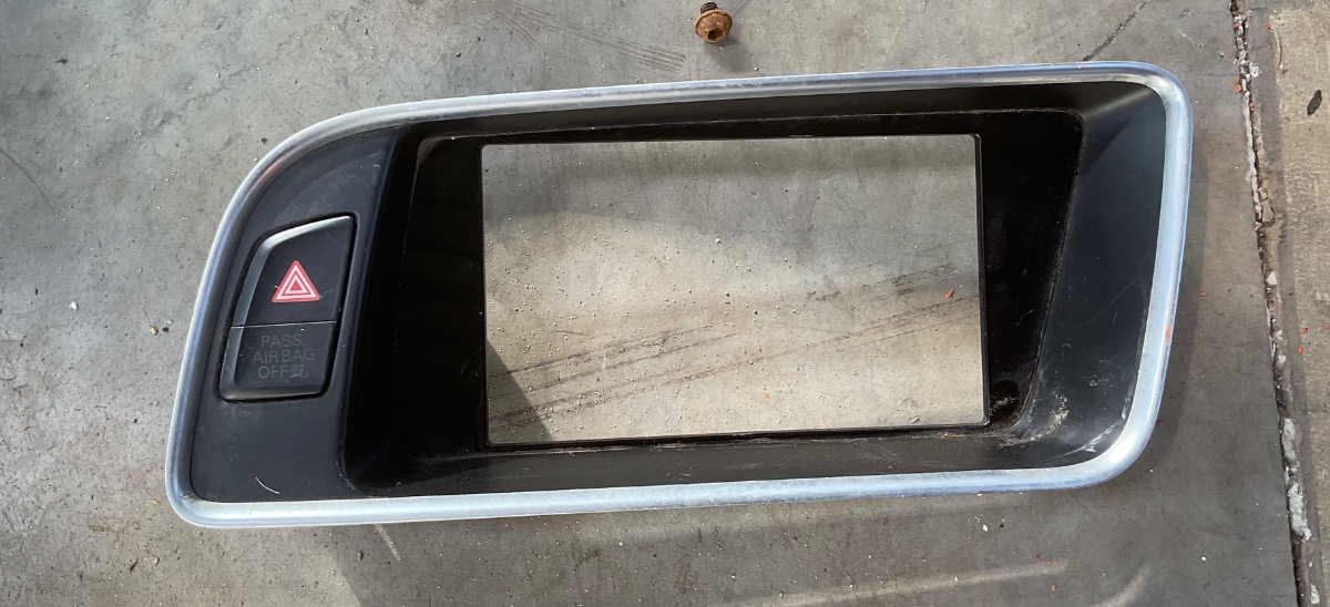 Q5 CENTRE DASH TRIM