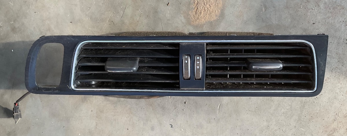 Q5 CENTRE DASH AIR VENT