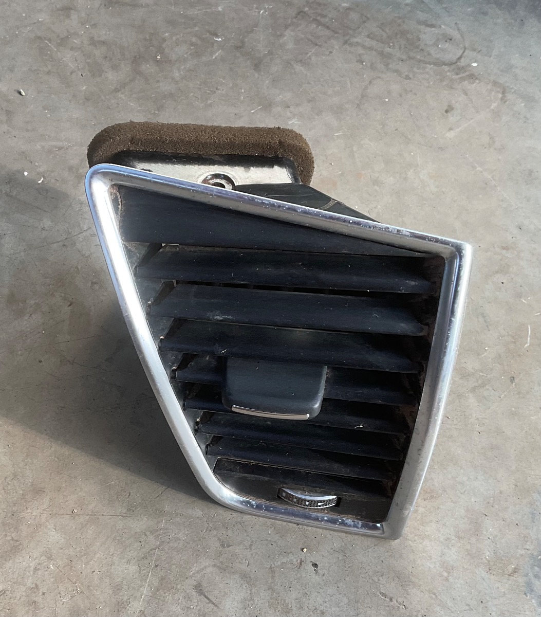 Q5 LEFT DASH AIR VENT
