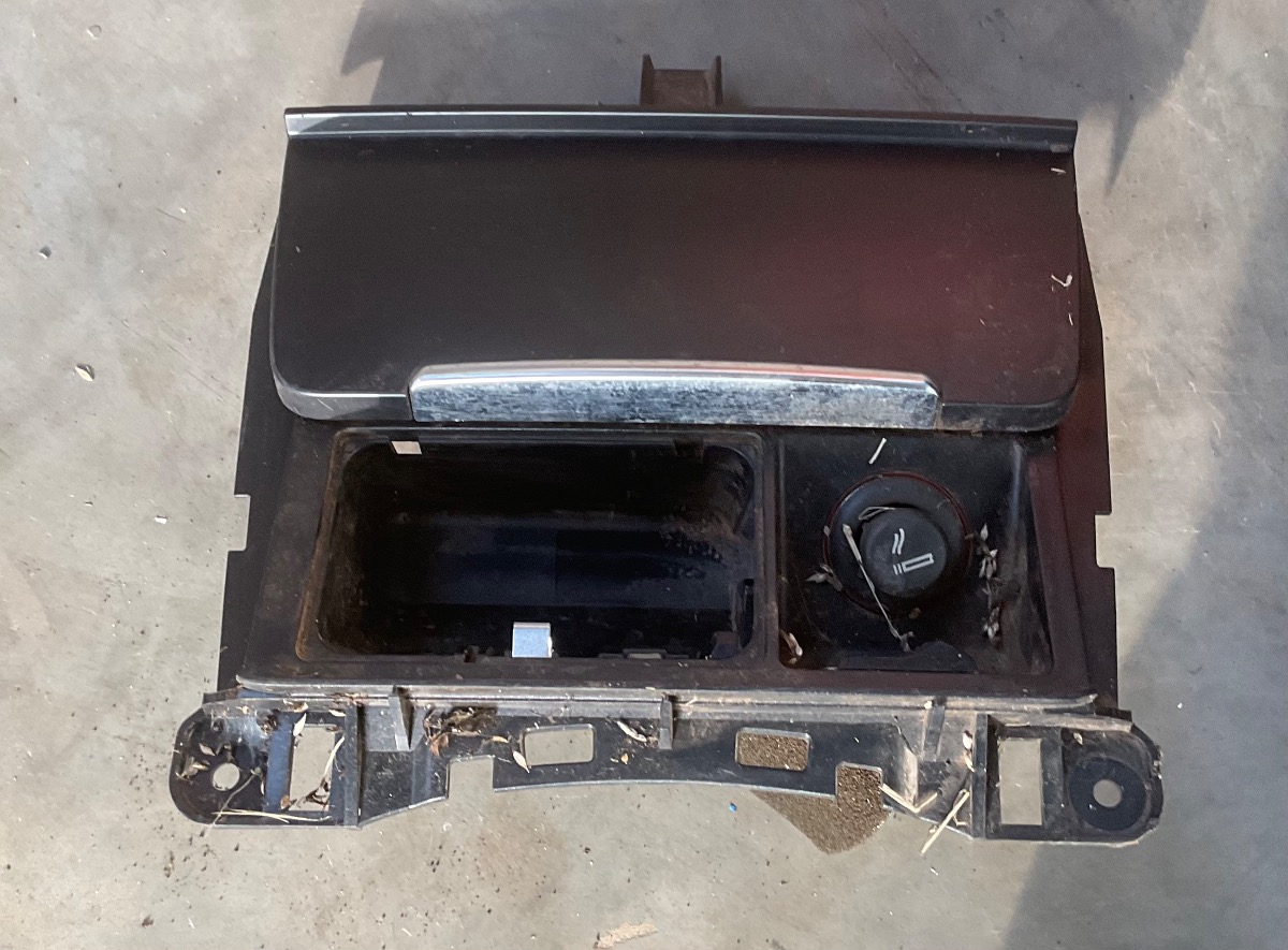 Q5 ASH TRAY