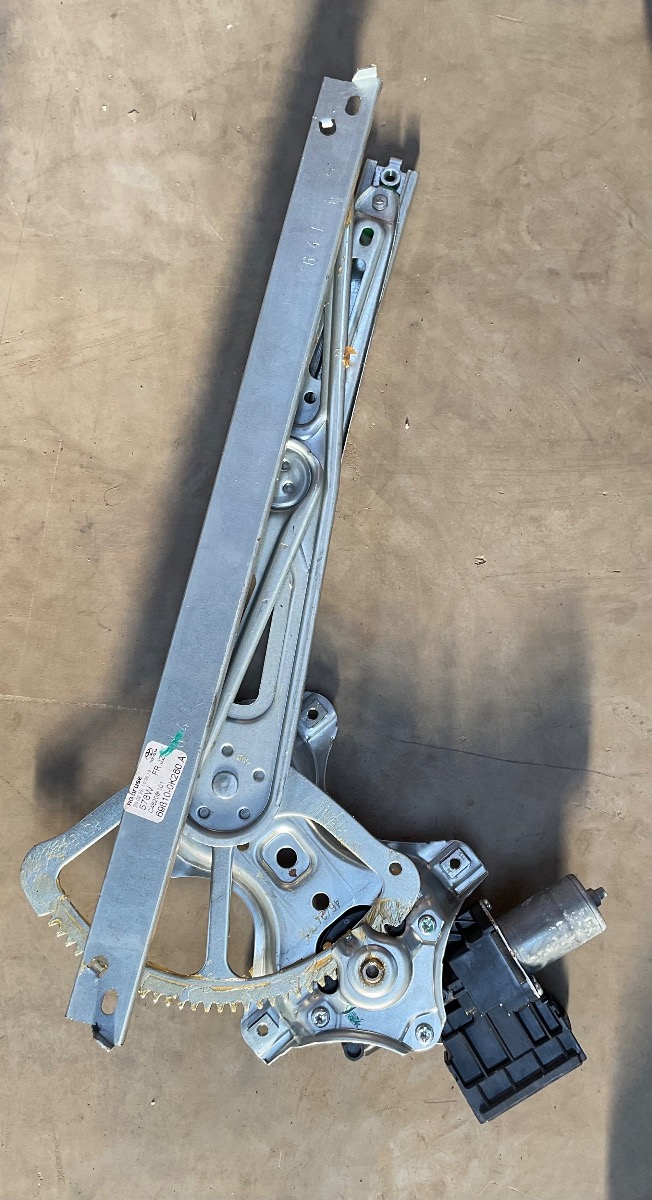 HILUX GD RIGHT FRONT WINDOW MECH ELEC
