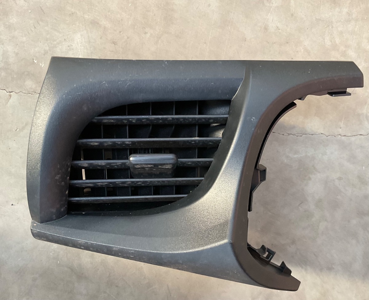 HILUX GD LEFT DASH VENT