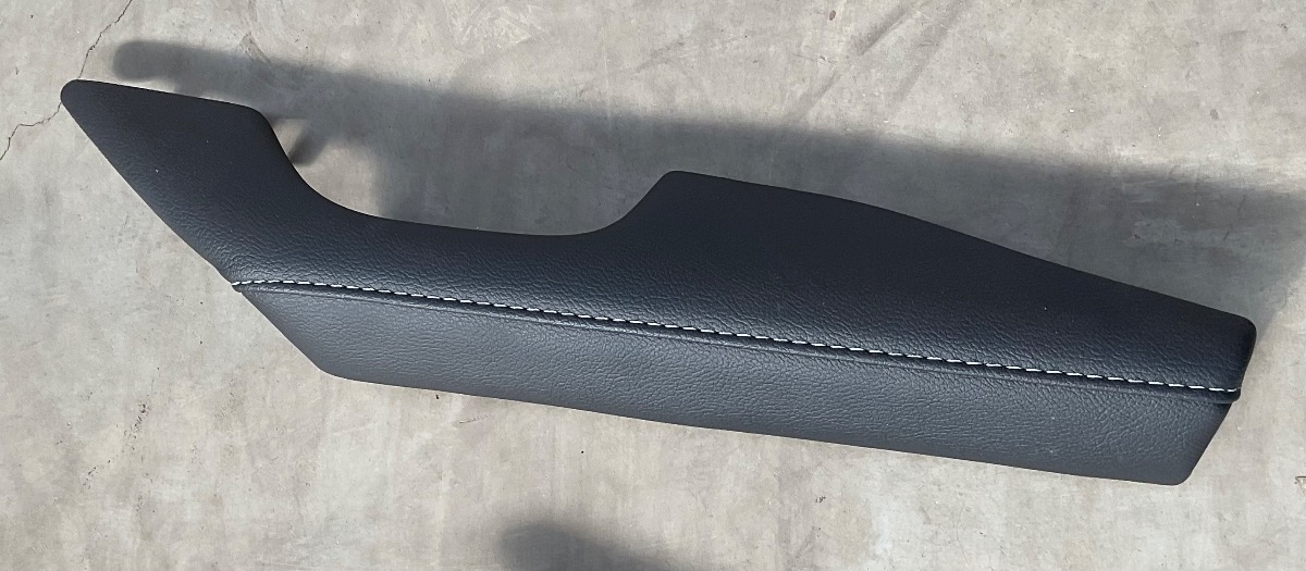 HILUX GD RIGHT REAR ARM REST