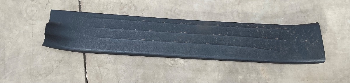 HILUX GD RIGHT FRONT DOOR SILL LOWER